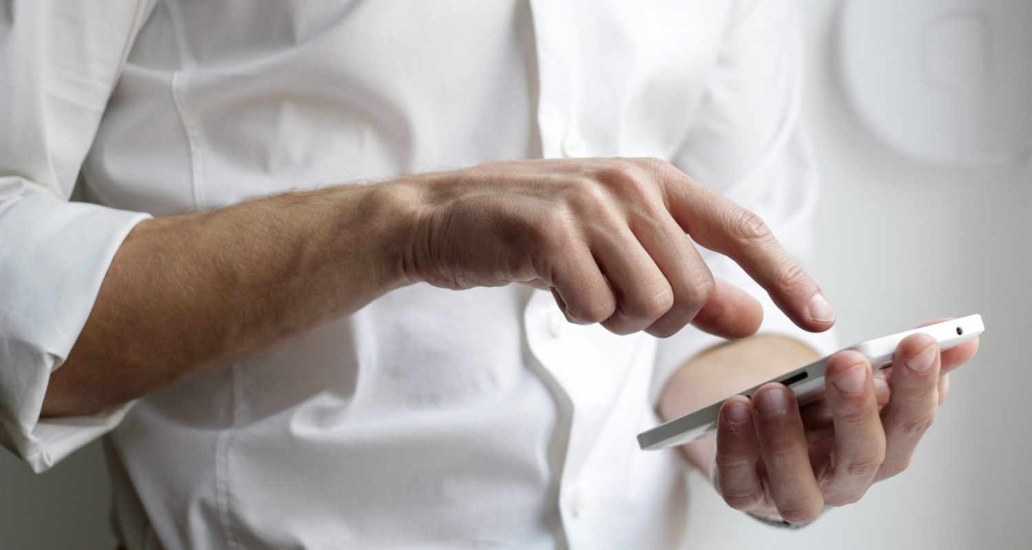 homme sur son téléphone doigt tactile